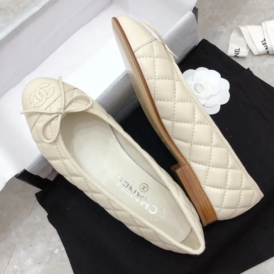 👟👟Ex-factory price 440👟👟 Chanel has been upgrading Chanel shoes ~ 2021ss top version HK overseas purchasing original cut at 1:1 Chanel Chanel Eternal Classic Bow Round Toe Ballet Shoes There are not many good quality, truly no pressure to enter and exit the counter. Regardless of the last type, leather material selection, and manufacturing process, they are all genuine craftsmanship and very sophisticated. ◾️Fabric: Mixed sheepskin imported from Italy ◾️Lining: Imported sheepskin (sweat-absorbent and soft) ◾️Sole: Italian special A-grade genuine leather sole (not ordinary thin sole in the market) ◾️Size: 35-39 [34 40 41 42 43 customization is not returnable]